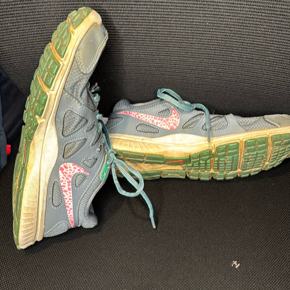 • NIKE Size 8 Women’s Sneakers